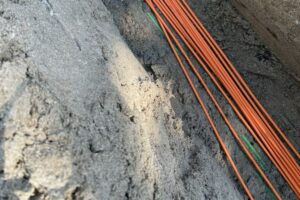 Read more about the article Układanie światłowodów w ziemi – klucz do stabilnych połączeń