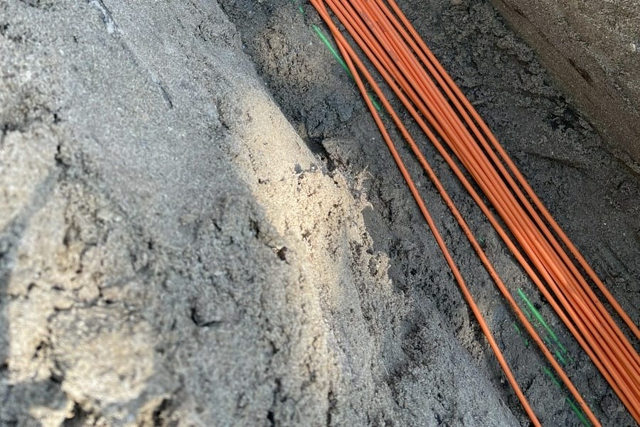 Read more about the article Układanie światłowodów w ziemi – klucz do stabilnych połączeń