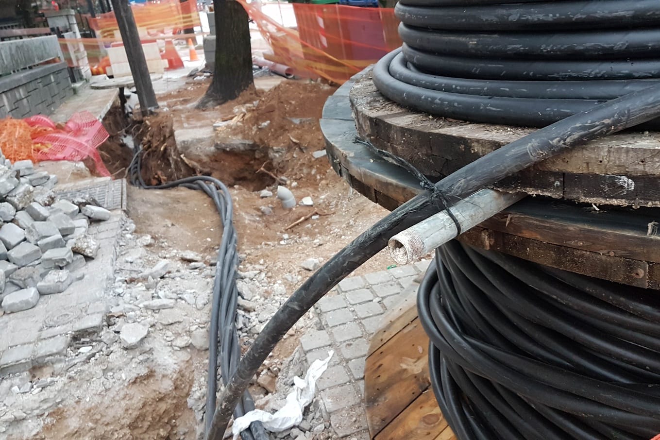 Read more about the article Jak ułożyć kabel światłowodowy w gruncie, aby uniknąć uszkodzeń mechanicznych