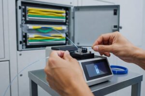 Read more about the article Punkty kontrolne, które decydują o sprawnym przejściu sieci FTTH od projektu do uruchomienia