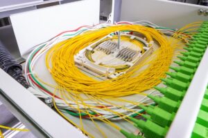 Read more about the article Łączenie światłowodów – klucz do nowoczesnych sieci telekomunikacyjnych